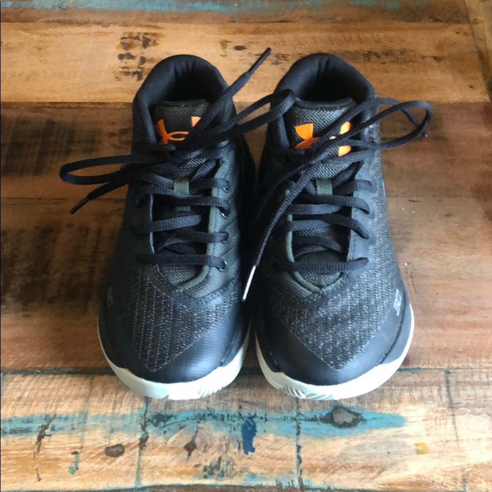 Under Armour little boys basketball shoes size 11